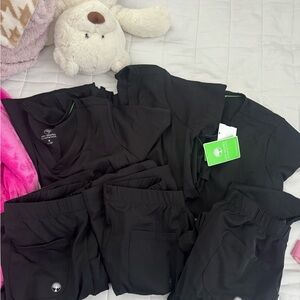 Healing hands scrubs
Tops M 
Bottoms S 
Selling as a set. 3 available. Unused